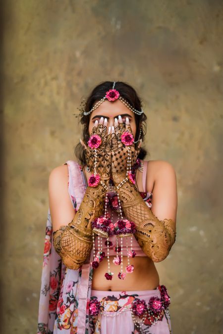 dry floral jewellery and kaleeras for mehendi in pink colour