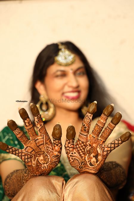 Celebrating a Mehndi Party: a traditional Indian pre-wedding ceremony - DA  Photography