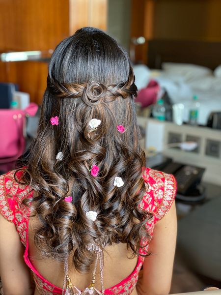 Open hairstyle with soft curls and flowers.