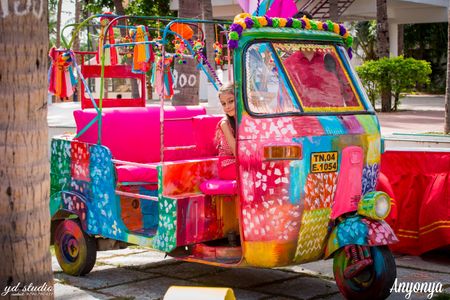 Colourful Auto with Pompoms and Origami in Decor