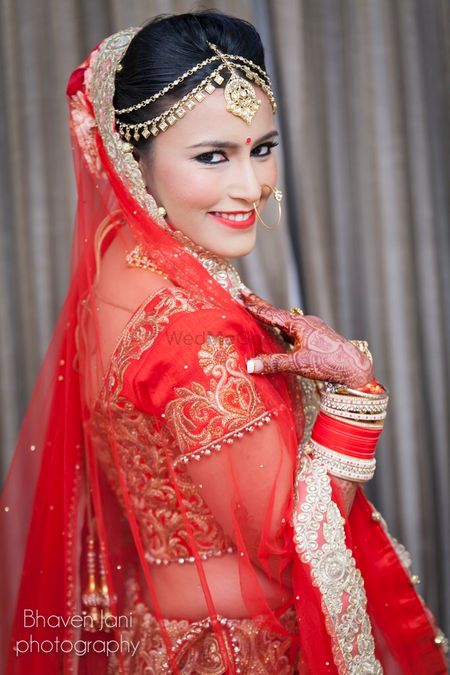 Photo of Bride in Red with 2 Strand Mathapatti and Pendant