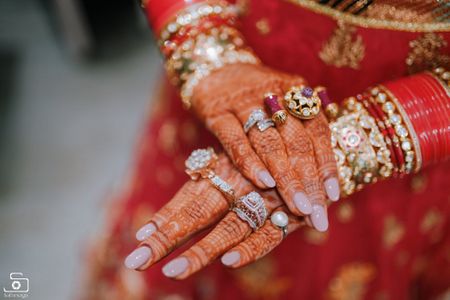 Close-up of Bride Putting the Ring on the Grooms Finger · Free Stock Photo