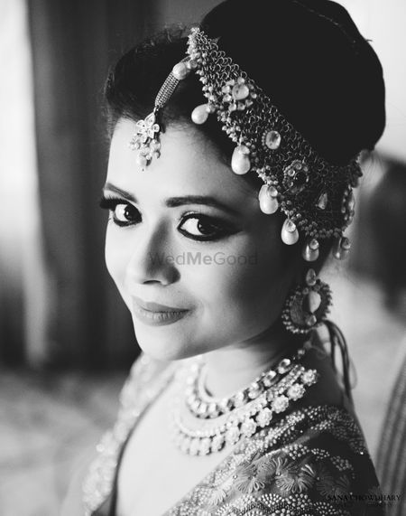 Black and white bridal photo with side mathapatti
