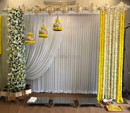 Floral decor for the home could be the best for mehndi function. 