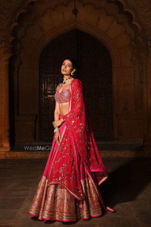gulabi lehenga