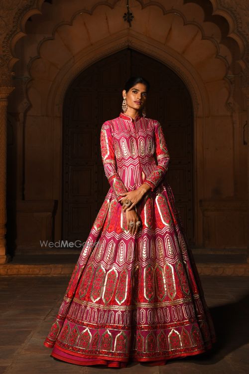 gulabi lehenga