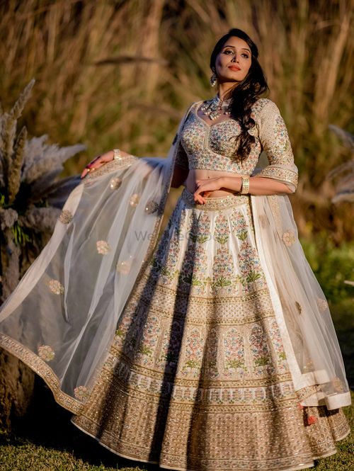 Loving the pop of gold and green jewelry with her ivory lehenga! You're  missing out on a lot of you still haven't c… | Indian bridal outfits,  Stylish wedding, Bride