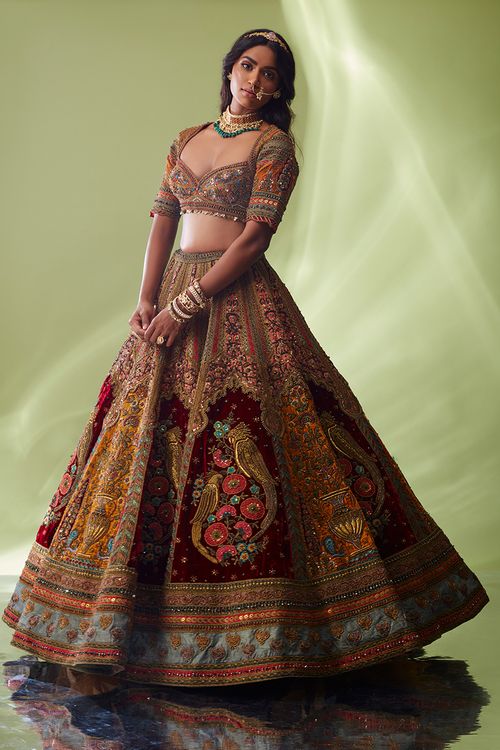 20 Best Hand-Painted Lehengas We Spotted On Real Brides For Your D-day! |  WeddingBazaar