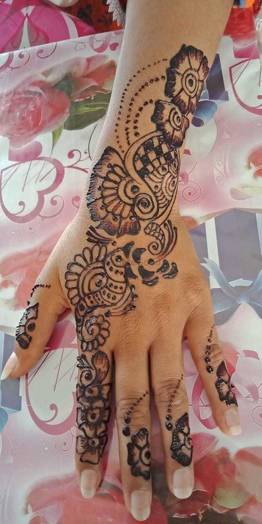 Sabamehndi surat 8849975894 Bridal specialist mehndi design in surat and  all world wide #sabamehndi #bride | Instagram