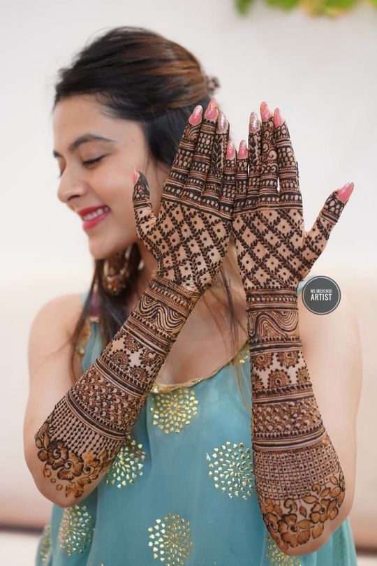 Unseen pics of Isha Ambani s mehandi ceremony