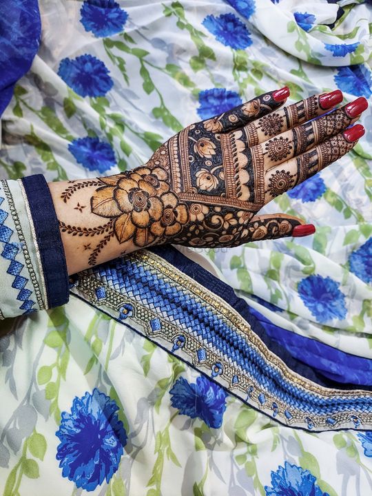 Henna by Reshma on Instagram: “Minimal magic ✨ Inspo @hennabytanzeela  #hennatattooartist #hennaartdesign #bridalhennaartist #hennartist  #thehennaartist #floralhenna…”