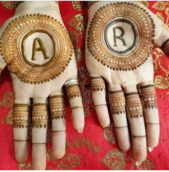 हाथों पर सजाएं R अक्षर के खूबसूरत मेहंदी डिज़ाइन: R Letter Mehndi -  Grehlakshmi