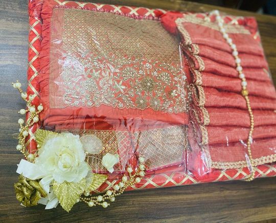 Pin by Daisy on Trousseau packing | Bridal gift wrapping ideas, Indian  wedding gifts, Wedding gift pack