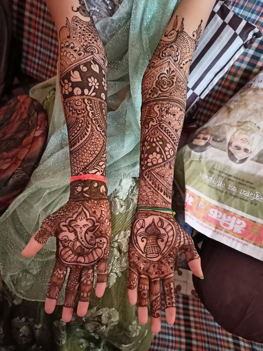 जितनी गहरी रचे हाथों में मेहंदी उतना गहरा हो पति का प्यार, Mehandi को गहरा  रचाने