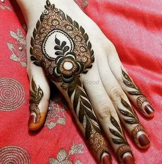 Beautiful dubai back hand mehndi designs 😍😍 | Circle mehndi designs,  Mehndi art designs, Mehndi designs