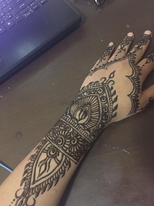 Henna home service available in Dubai sharjah Ajman in affordable price  contact now to book slots share as much… | Henna designs, Mahendi design,  Henna hand tattoo