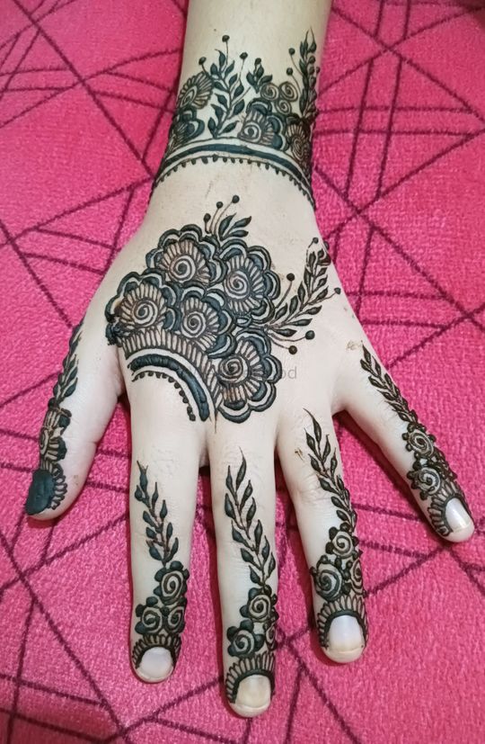 Pin by Tahreem Maviz on Mhndi design.. | Indian mehndi designs, Henna  designs hand, Floral henna designs