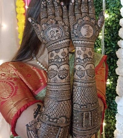 Applying henna hi-res stock photography and images - Alamy