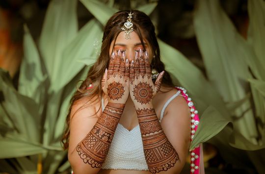 MEHNDI-HENNA-INDIAN-WEDDING-TRADITION-BRIDAL-MEHNDI-CEREMONY-GUJARATI- WEDDING-PHOTOGRAPHY