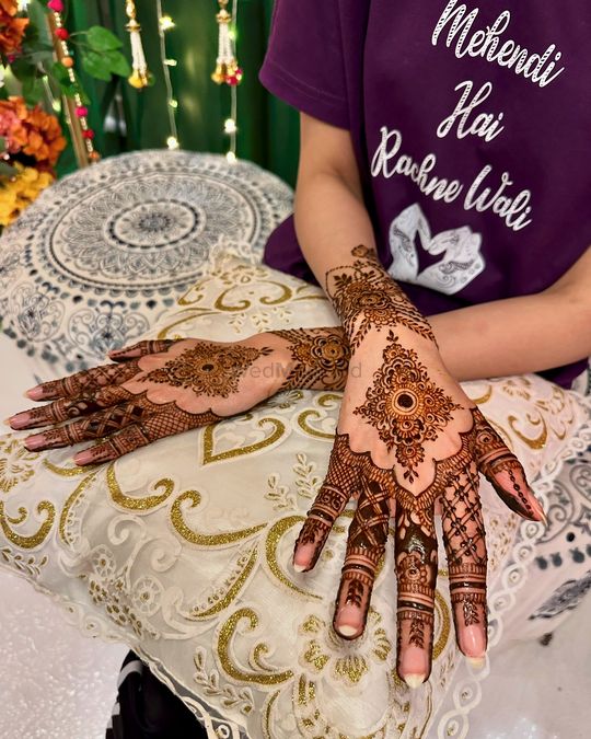 Henna Tattoo on Bride's Hand.Moroccan wedding preparation henna party.  Temperate white mehndi. Modern mehendi art... Stock Photo | Adobe Stock