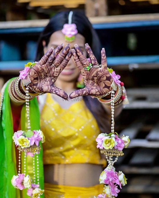 Ranbir Kapoor-Alia Bhatt wedding: Karisma Kapoor, Riddhima Kapoor Sahni  show-off mehendi designs | Hindi Movie News - Times of India