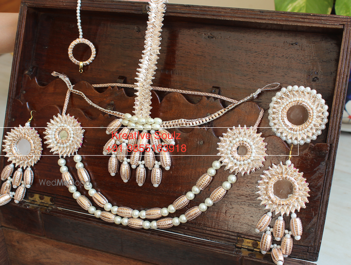 Where to find floral jewellery in Lajpat Nagar with prices