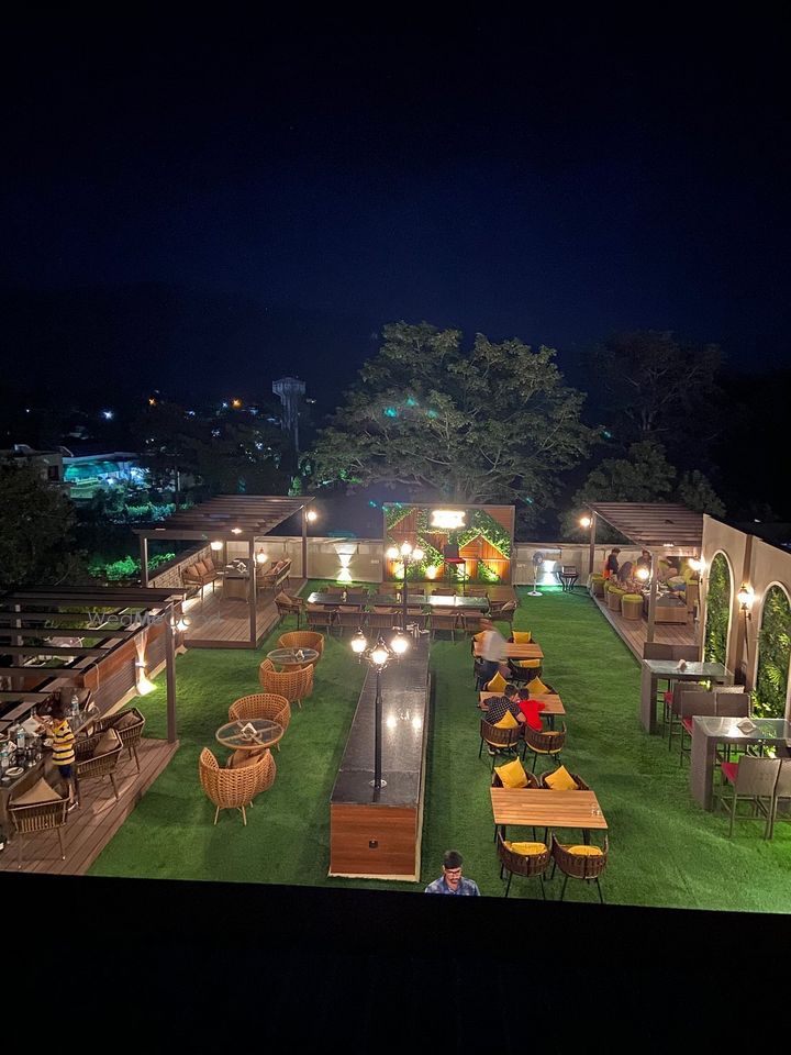 Hotel Maplewood Premier Haldwani room interior on Bareilly Nainital Road, one of the two premium properties in this guide that opens 12-hour Brevistay slots for couples