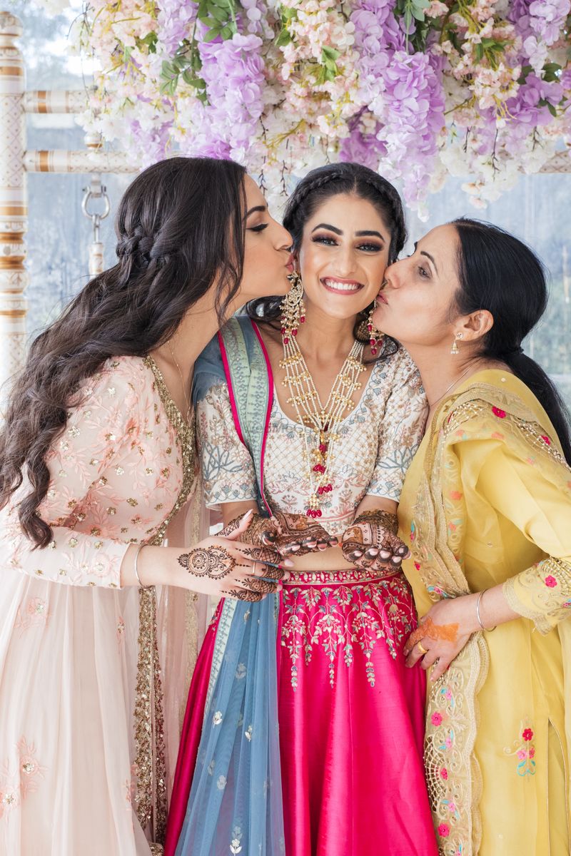 Trending Bridal Mehendi Poses To Try For Future Brides
