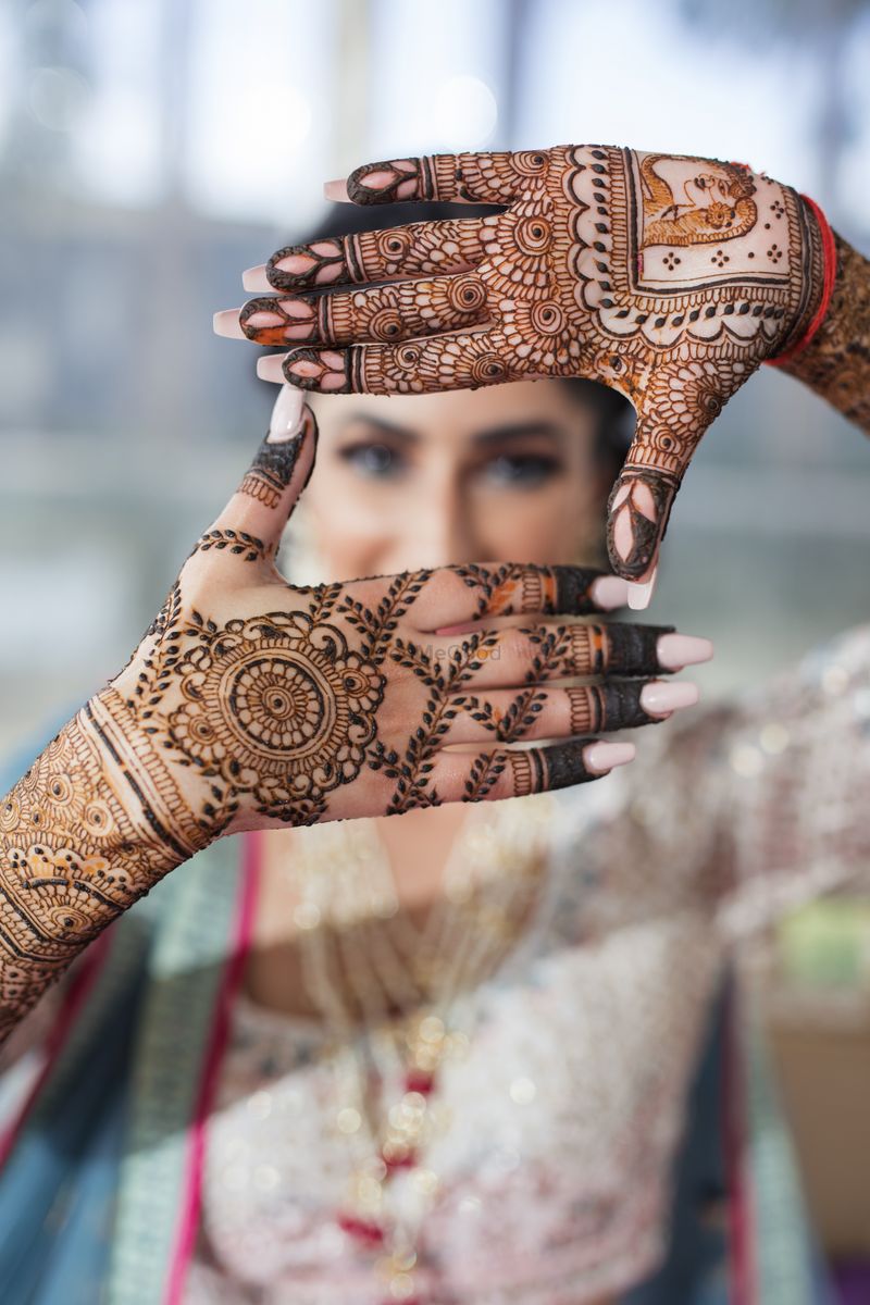 The close-up shot of Indian women hand with beautiful mehndi painted (henna)  during indian wedding Stock Photo - Alamy