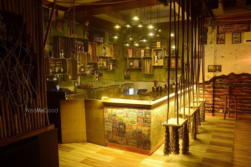 Brats Bar and Lounge