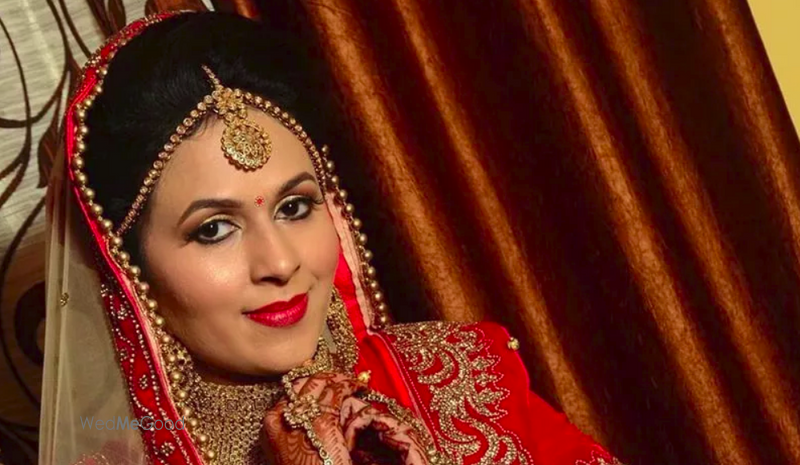 Green Beauty Parlour Price Reviews Bridal Makeup In Sonipat Cartoon line art face forehead.