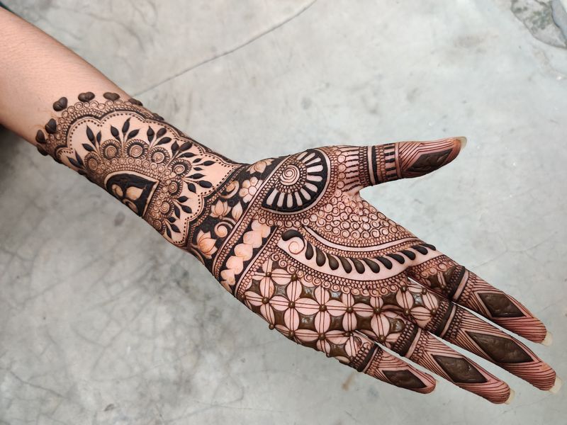 Best mehndi artist In Indore - Latest bridal, arabic henna design..