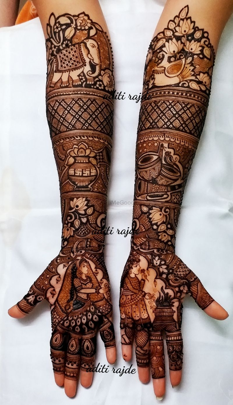 Photo of A wonderful traditional mehndi design with a bride ...