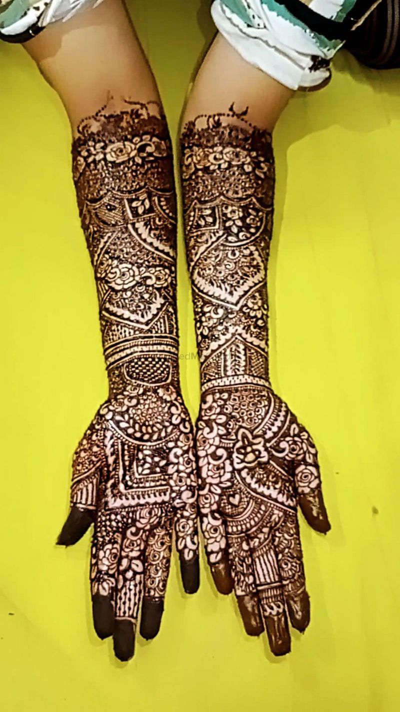 Alta or Mehndi Design on Hand of Hindu Bengali Bride in Wedding Ceremony  Stock Image - Image of bride, beauty: 184057933