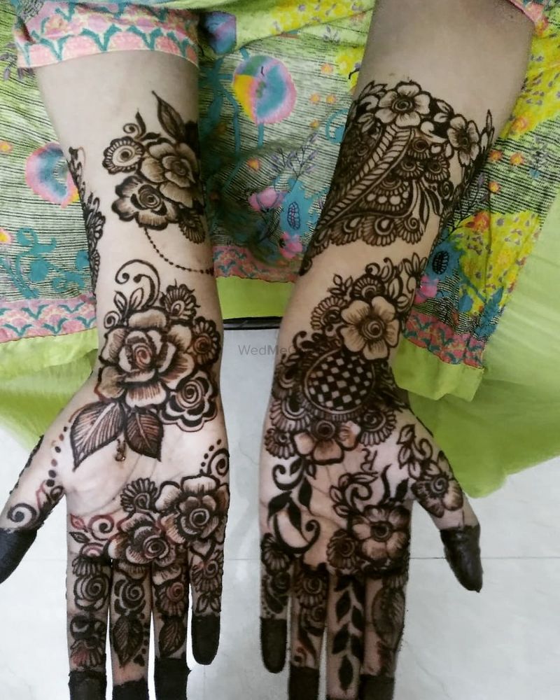 Intricate Dome Style Bridal Henna with Lace on Fingers