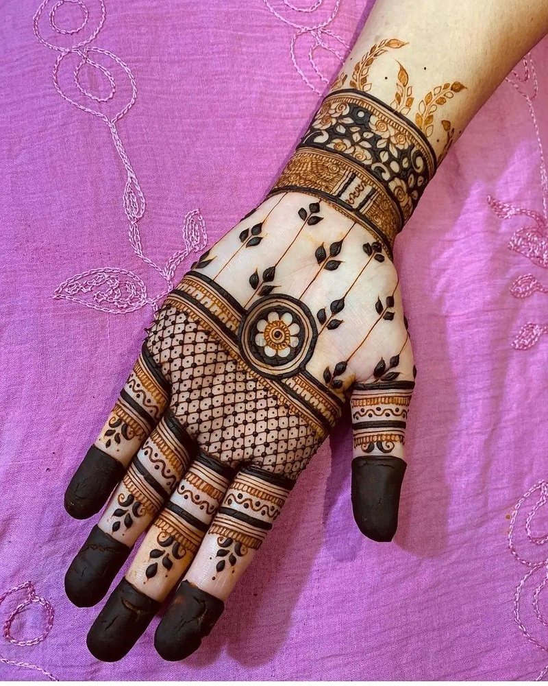 Indian Traditional mehndi design, henna with mehndi leaves (gorintaku) in  different style | Unique mehndi designs, Mehndi designs book, Floral henna  designs