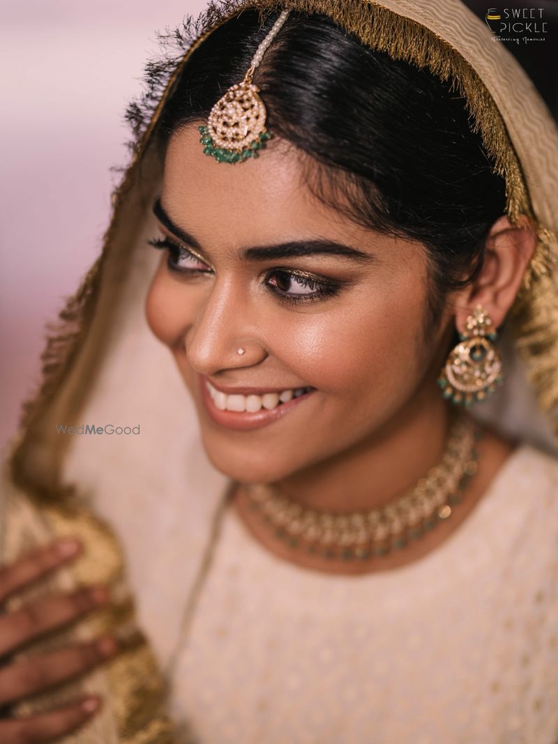 dark-green-wedding-photoshoot-poses-photo-bridal-makeup