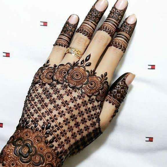 Photo of Lace glove style modern mehendi design