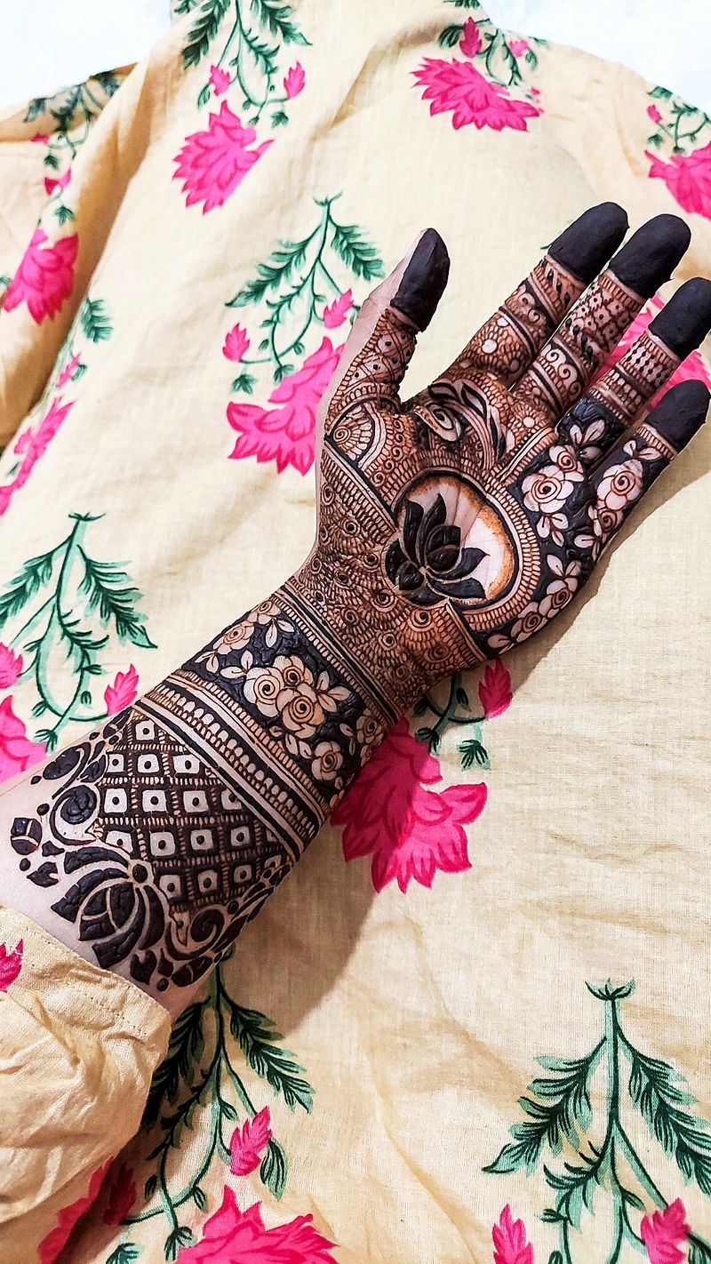 Pin by Reshma Satani on Mehndi designs | Latest mehndi designs, Hand henna,  Mehndi designs
