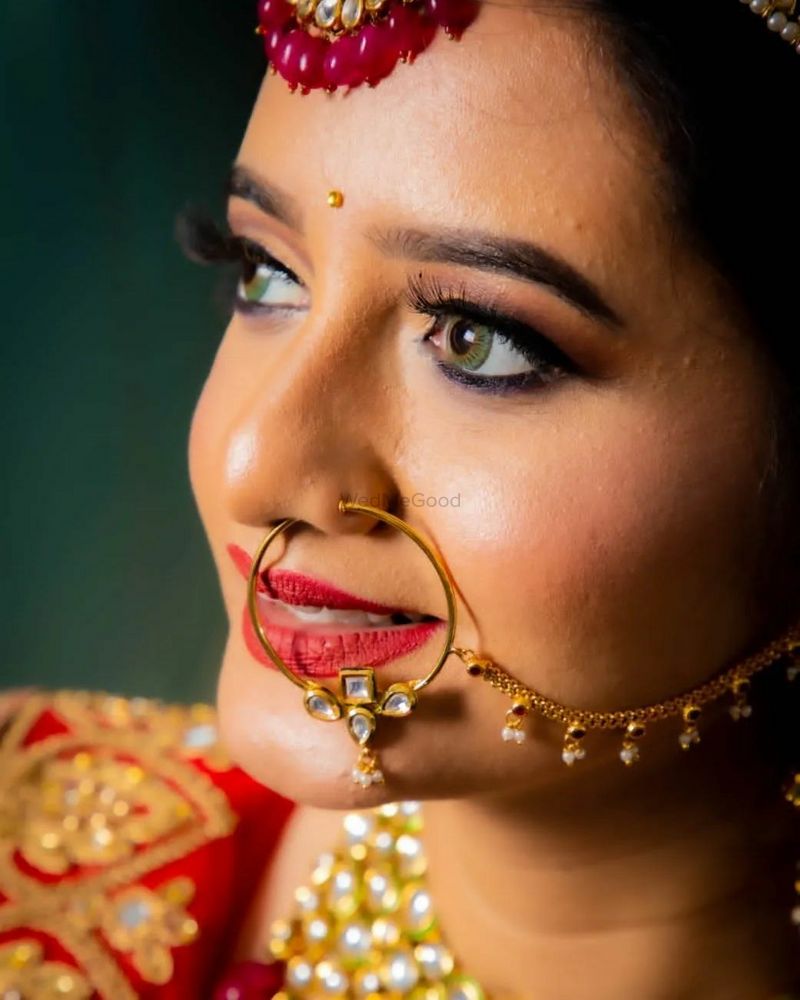 Bengali bride in traditional wedding saree and makeup, face closeup,  looking sideways Stock Photo - Alamy