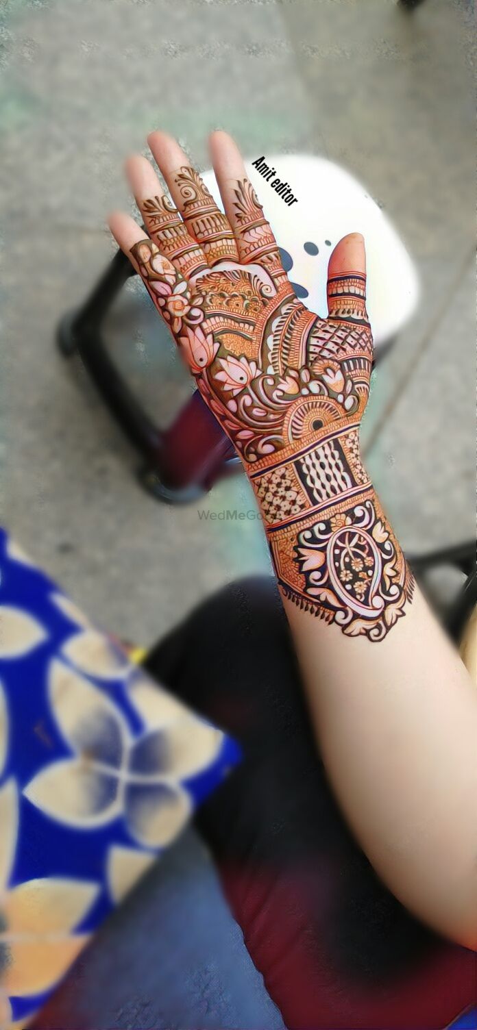 Henna is applied to the hands of a Hindu Bride Stock Photo - Alamy