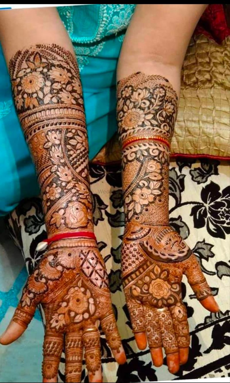 Shaded Arabic Mehndi design in bangle style | Unique Kada mehndi design |  This is a very unique style of bangle mehndi design. I hope you all like  it. You can visit