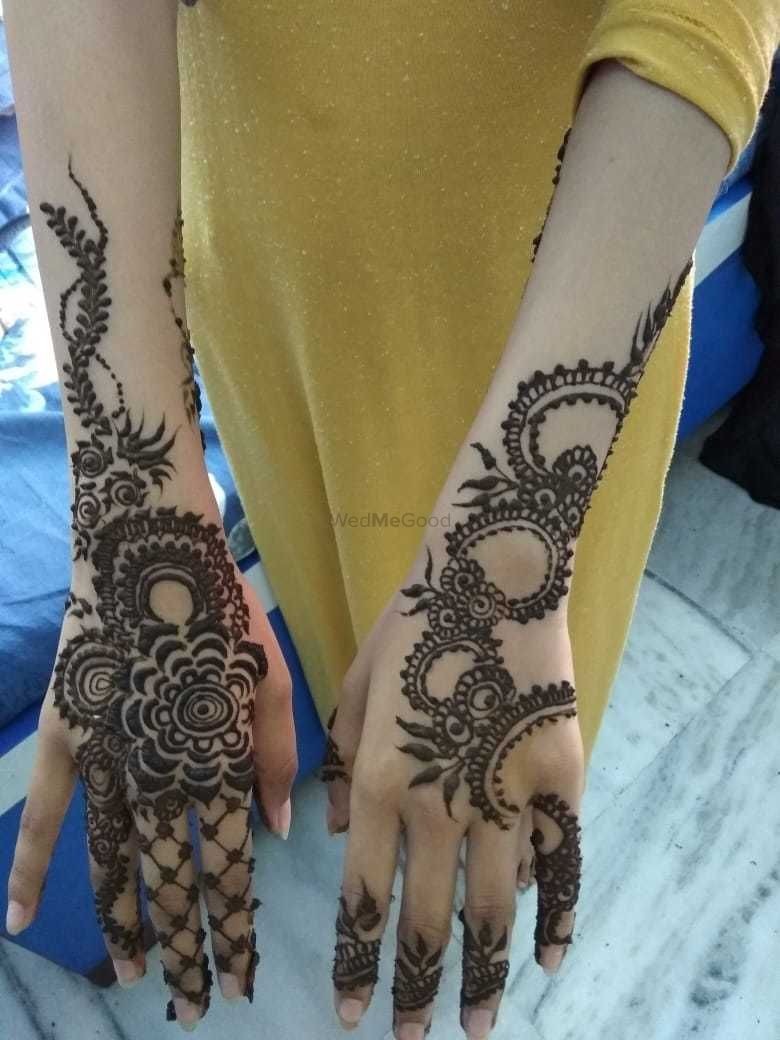 1 booking available in #Dubai 🌿 For booking Whatsapp 050 228 4367 🌸 #henna  #girlyhenna | Instagram