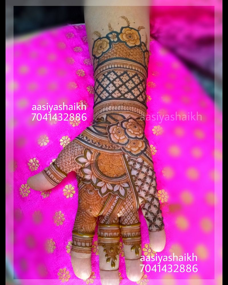 Photo of simple bridesmaid mehendi design with hashtag