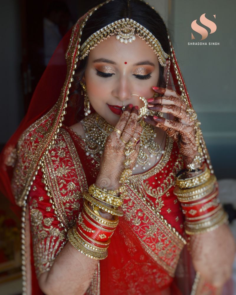 Indian wedding Bride Pose for photeshoot Stock Photo - Alamy