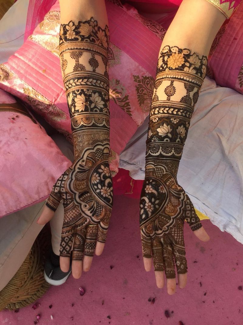 567 Likes, 9 Comments - HENNA | ART (@saidapatel_motani) on Instagram:  “What is that 1 thing abou… | Mehndi designs, Mehndi designs front hand,  Modern henna designs