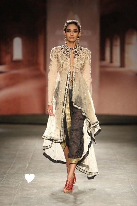Model walking on ramp  presenting the new collection of designer anju Modi  During the India Couture Week 2018 Photo by Jyoti Kapoor  Pacific Press  Stock Photo  Alamy