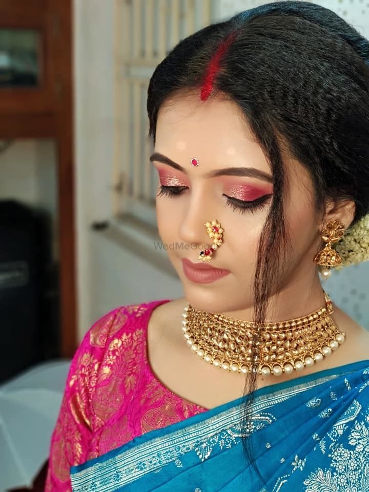 What a beautiful large low bun with beautiful ornamental chain adornments!  Care however should be ta… | Bengali bridal makeup, Indian wedding bride,  Indian wedding