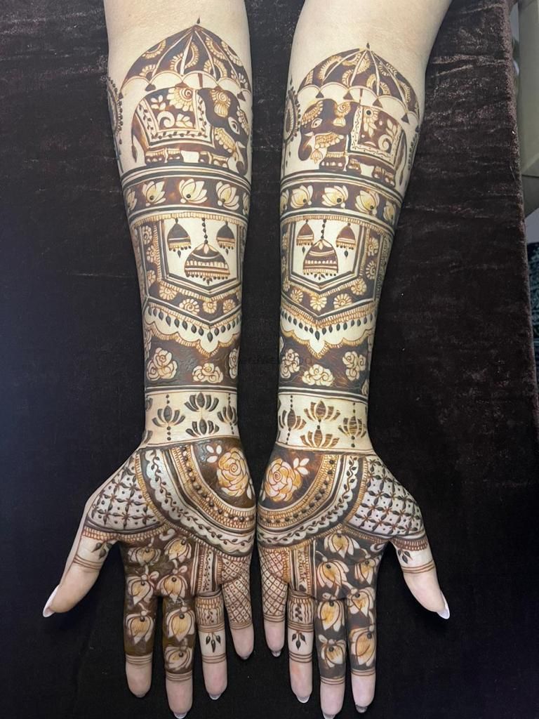 पीठ पर लगाएं मेहंदी की ये 4 डिजाइंस और सिंपल ब्‍लाउज को दें डिजाइनर लुक |  mehndi designs for blouse back | HerZindagi