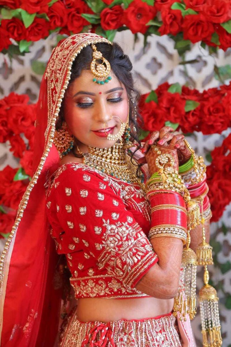 Captivating Bride Poses for Wedding Photos Alone | Red Veds